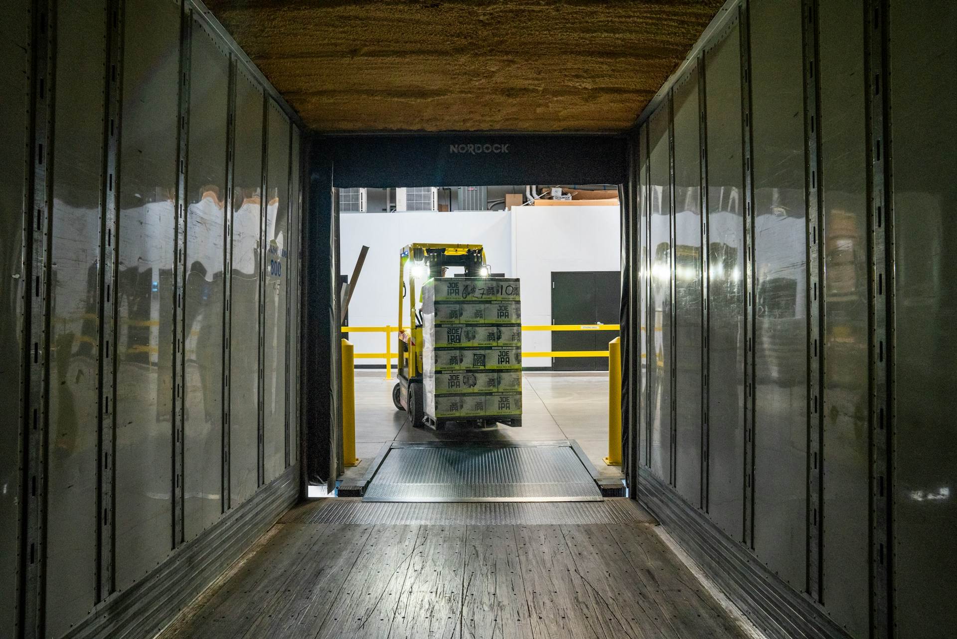 Chargement de marchandises dans un camion commercial