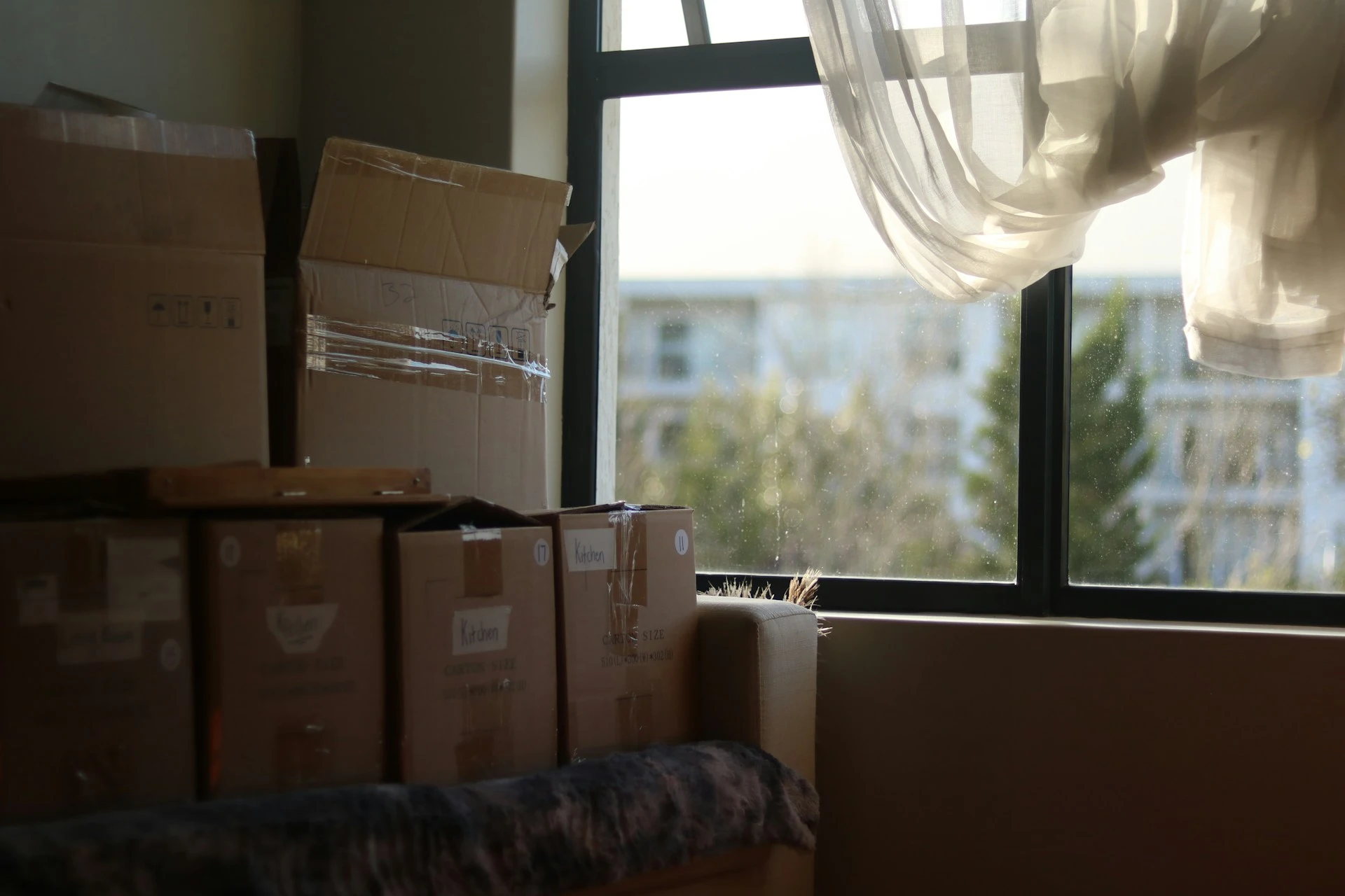 Boîtes de déménagement dans un logement lumineux